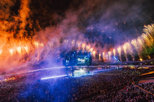 Tobias har gjort sig känd för att kunna göra mycket av lite. Men ibland är det också mycket av allt. Här rejält med ljuseffekter på Håkan Hellströms Ullevikonsert.