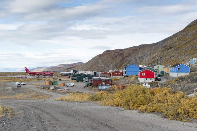 Flygplatsen i Kangerlussuaq byggdes av amerikansk militär under andra världskriget men blev efter kalla krigets slut civil. Nu har det danska försvaret sitt spaningsflyg och en räddningshelikopter där.