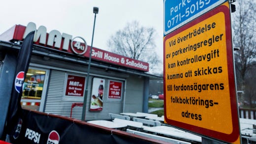 Utanför restaurangen vid Östra sjukhuset har Västia satt upp en skylt om att boten kan skickas hem till fordonsägaren.