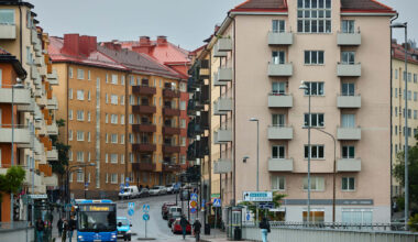 Rekordmånga på bomarknaden tvingas sänka priset