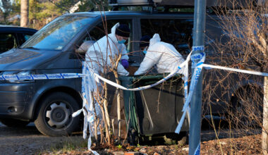 Här letar polisen i misstänktes sopor