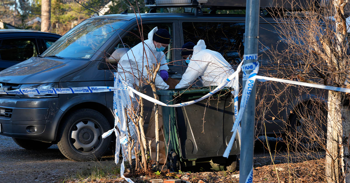 Här letar polisen i misstänktes sopor