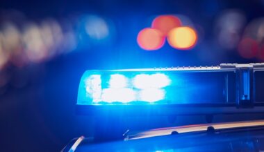 Grävmaskin körde på buss: Glas krossades