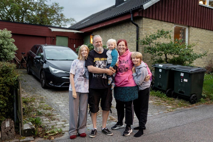 Familjen Lundmark Holmström bor i Södra Sandby, strax utanför Lund. Barnen är födda och uppvuxna här. Ändå låter de som att de vore inlånade från långt upp i landet.