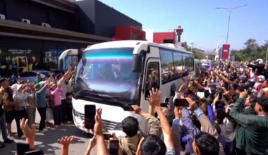 18 kambodjanska soldater korsar gränsen efter frigivning i Thailand