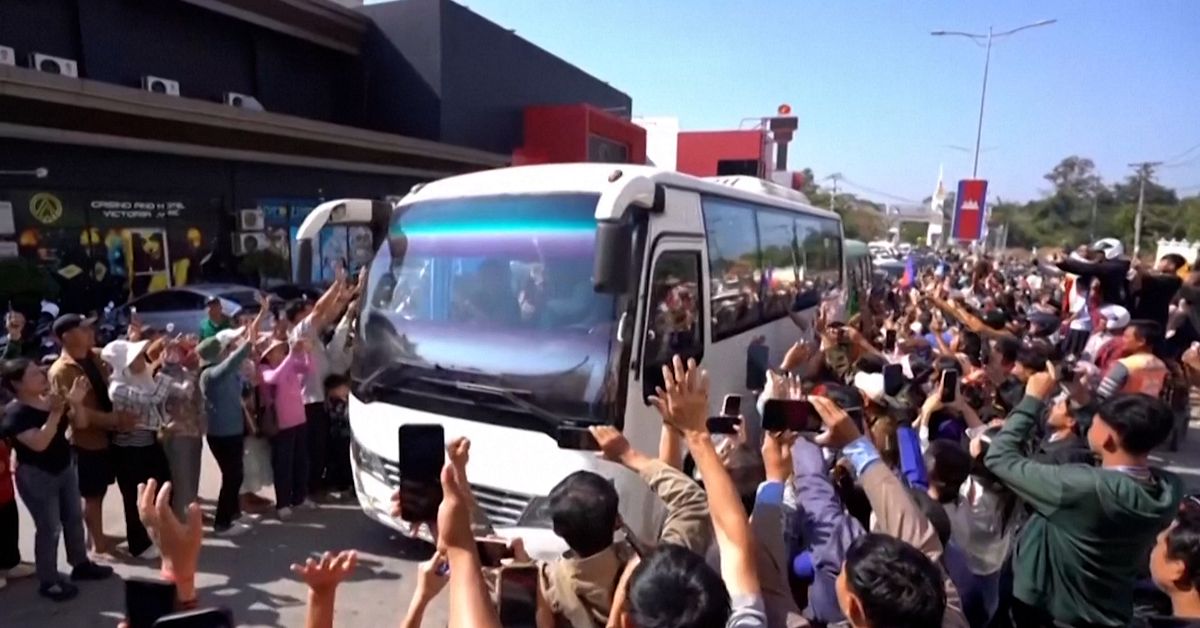 18 kambodjanska soldater korsar gränsen efter frigivning i Thailand