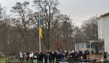 Här hedras offret i knivattacken – minnesstund på kvinnans skola