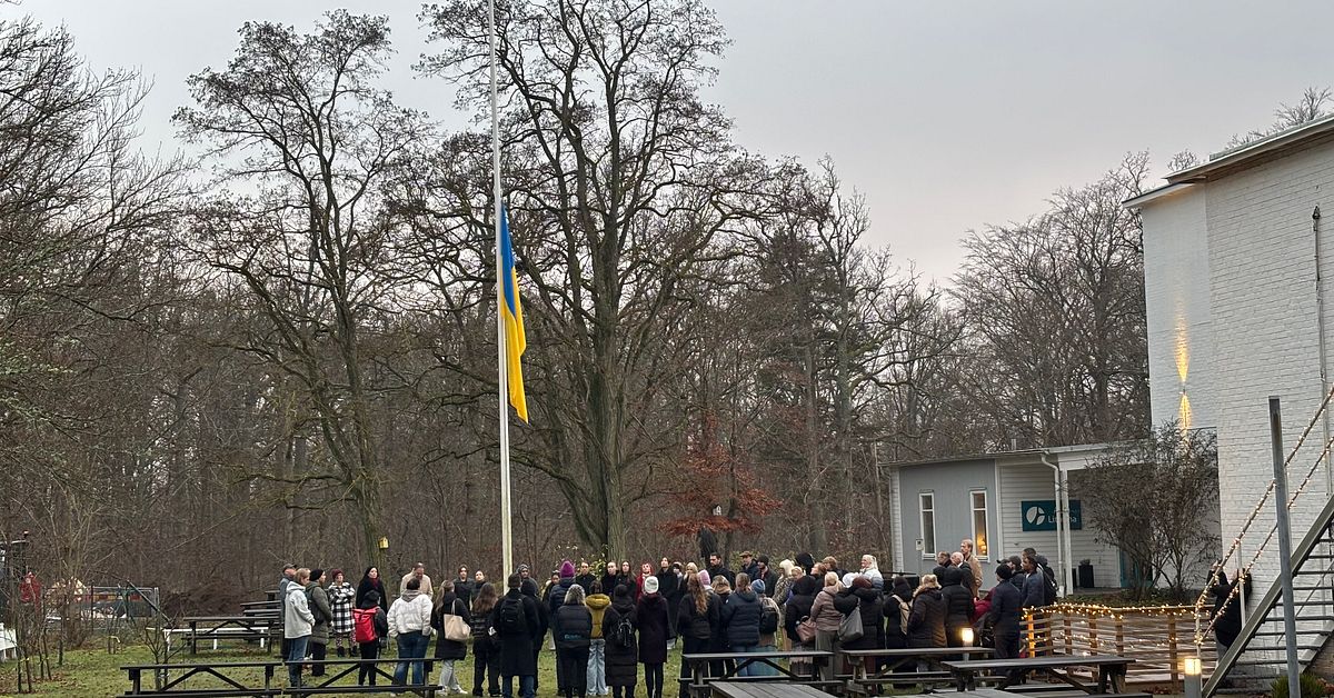 Här hedras offret i knivattacken – minnesstund på kvinnans skola