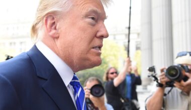 Naken Donald Trump ratades av Ebay men säljs nu i London