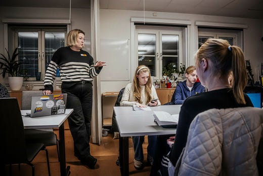 I dag lägger Marleena Öhman mycket tid på att skapa eget undervisningsmaterial eftersom läromedel saknas. ”Jag undrar om jag någonsin får uppleva att det finns så mycket att man kan välja och vraka – processerna går så långsamt,” säger hon.