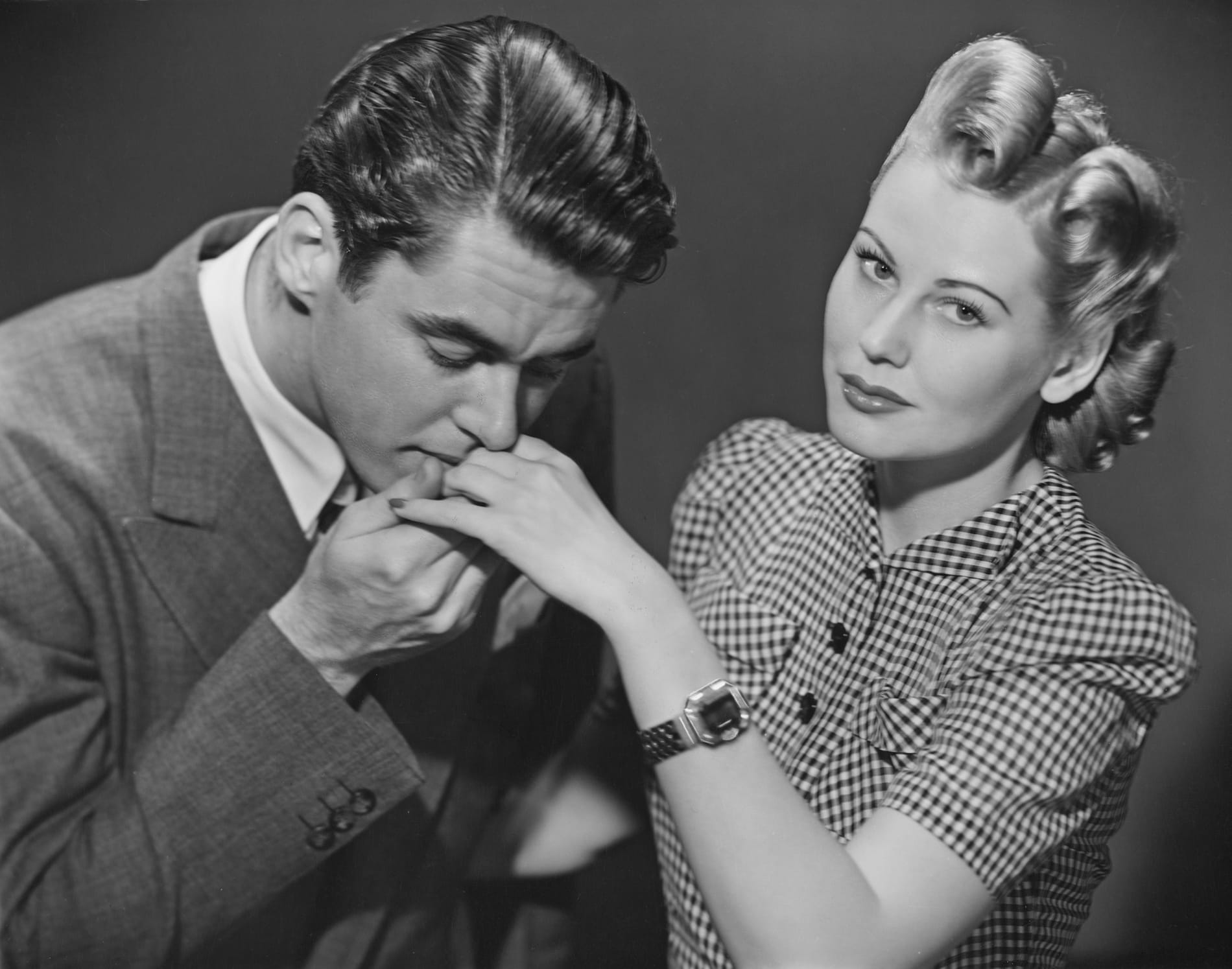 Att kyssa kvinnor på hand är elegant.