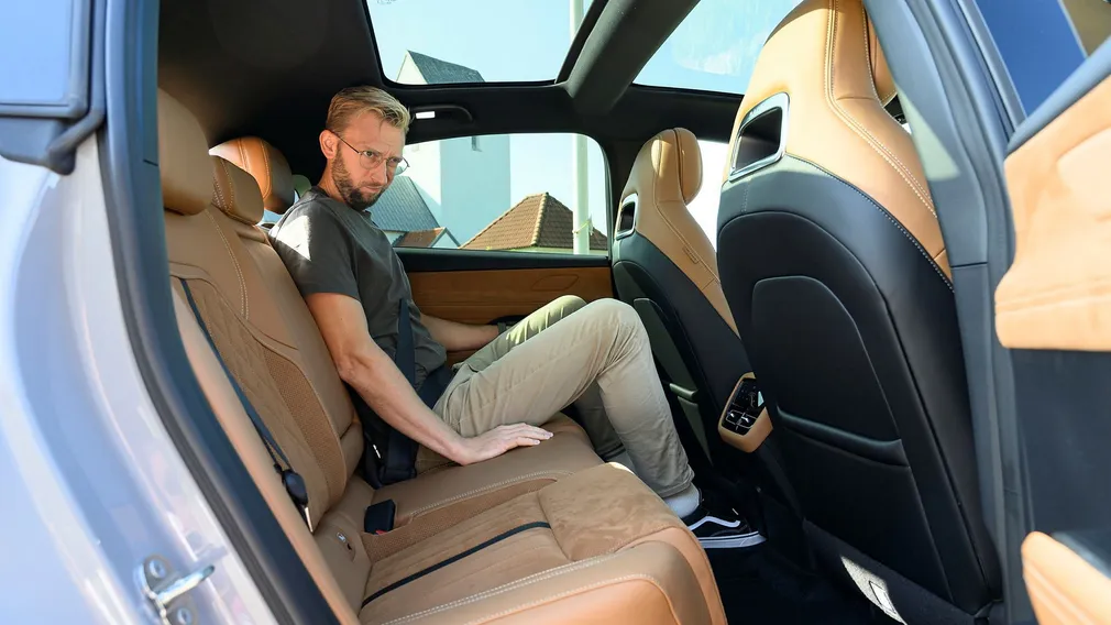 Baksätet lämpar sig inte för vuxna över medellängd, här sitter man inte gärna länge.