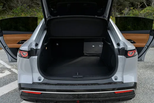 Bakluckan öppnas som en halvkombi. Utrymmet imponerar inte.