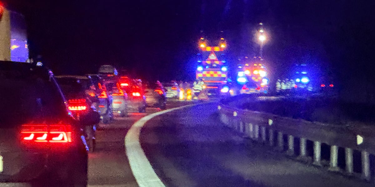 Bil körde av vägen på E4 nära Ödeshög