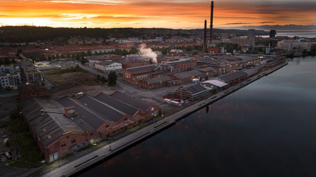 Den här bilden är från 2023, här är kvarteret Arket och Lustgårdens kvarter 12 ännu utgörs av platt mark. Till höger ses fabriksområdet.