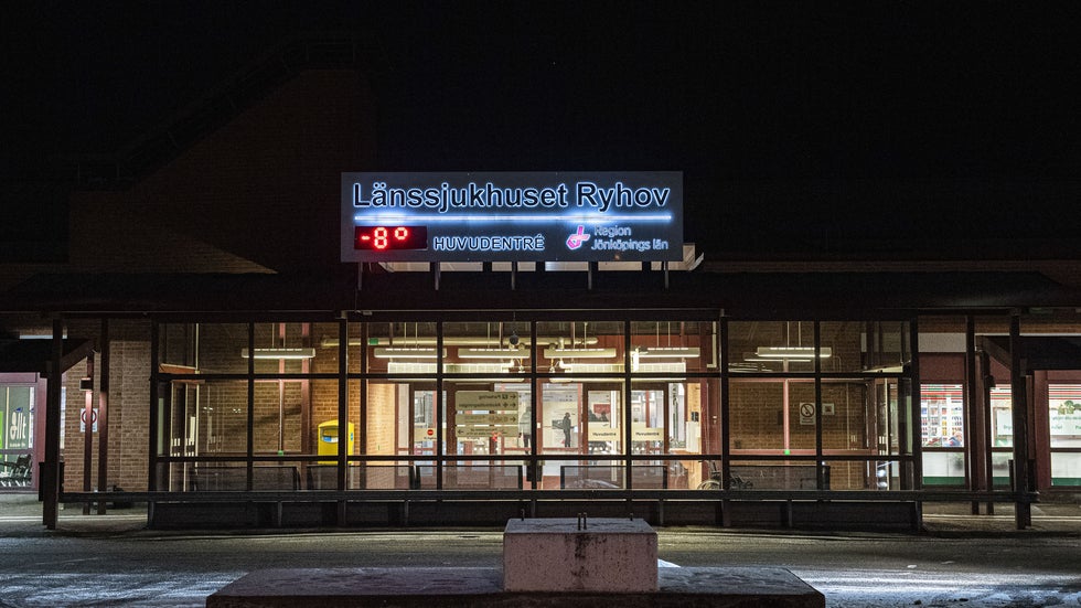 Drabbade familjer polisanmäler flera chefer på Ryhov efter vårdskandalen med barnhjärtläkaren.