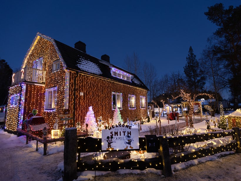Alla sladdar ligger i marken. När frosten kom blev de tvungna att tina marken med varmvatten för att kunna gräva ner dem.