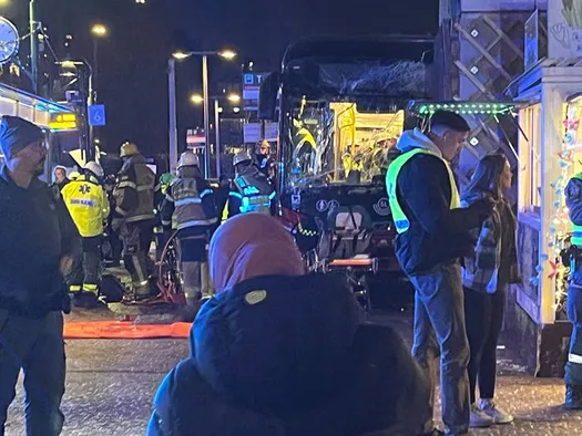 DN Direkt – Buss har kört in i byggnad – 13 skadade