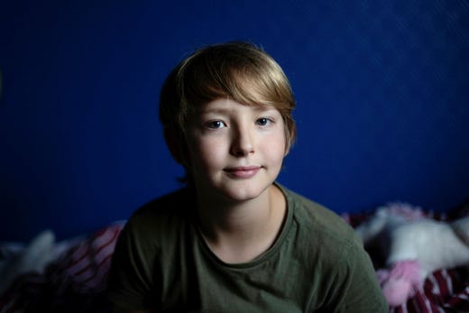 ”De flesta av mina kompisar pratar som mig, och jag pratar också mycket engelska! Jag spelar datorspel och umgås med kompisars kompisar som bara pratar engelska,” säger Rasmus.