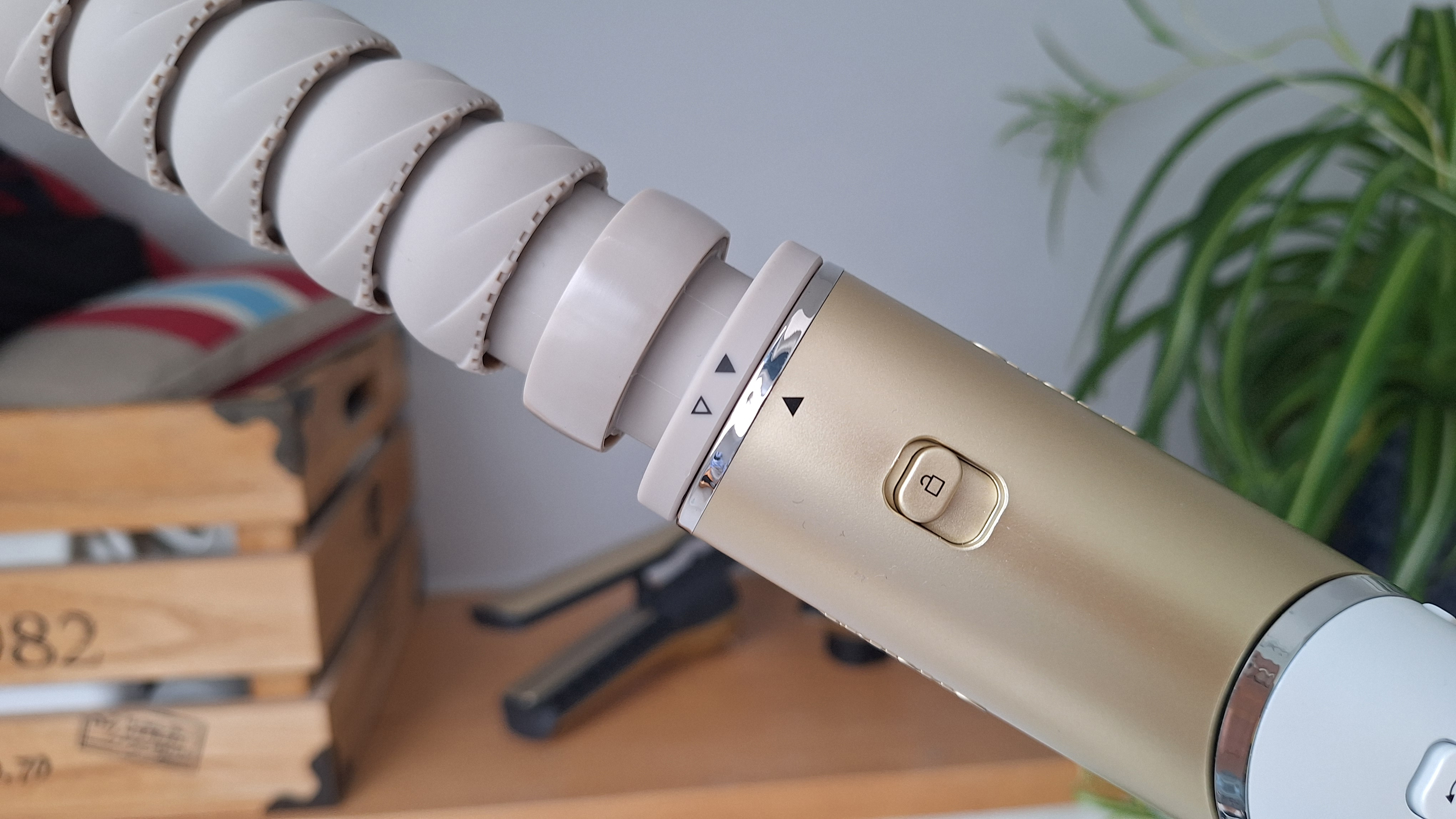 N&auml;rbild av f&auml;stl&aring;set p&aring; Shark Glam Multi-Styler-verktyget.