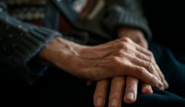 De äldre är testet av vårt samhälle | Tove Lifvendahl