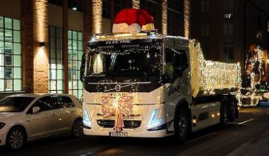 (H)julstämning! Peab bjöd på världens första luciatåg med eldrivna arbetsmaskiner