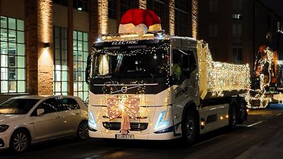 (H)julstämning! Peab bjöd på världens första luciatåg med eldrivna arbetsmaskiner