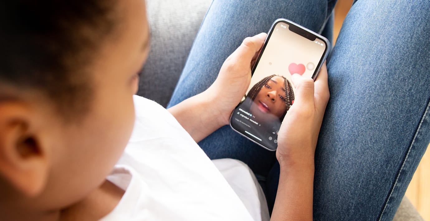 Regeringen utreder sociala mediers effekt på tjejer