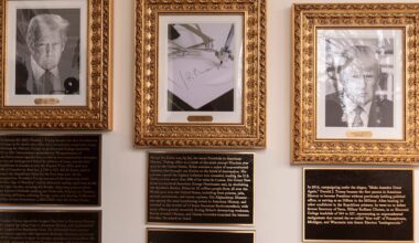 Porträttvägg i Vita huset full av förolämpningar