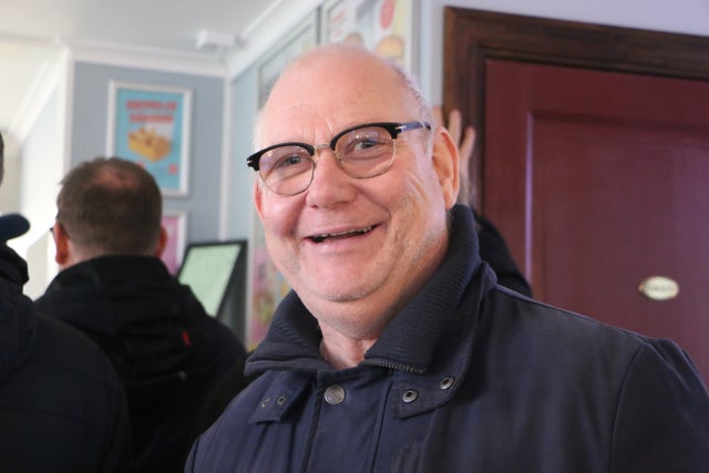 Mats Pousette fick informationen av en kompis om att Maggies öppnade under fredagen. Då passade det bra med en Superstarburgare med pommes till lunch.
– Någon gång ibland kan man göra det tycker jag.