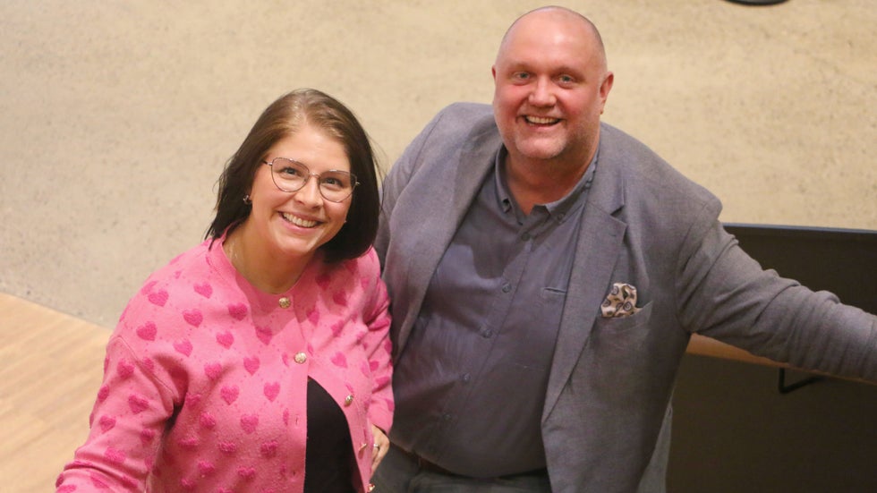 Agnes Lindberg och Martin Carlsson växte upp tillsammans och gick på Söderskolan. Nu möts de igen för att lösa ett aktuellt problem.