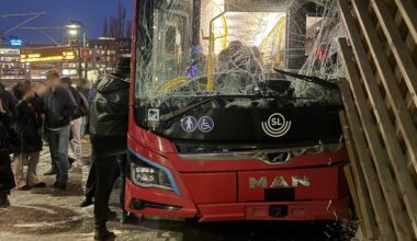 Buss har kört in i byggnad i Liljeholmen