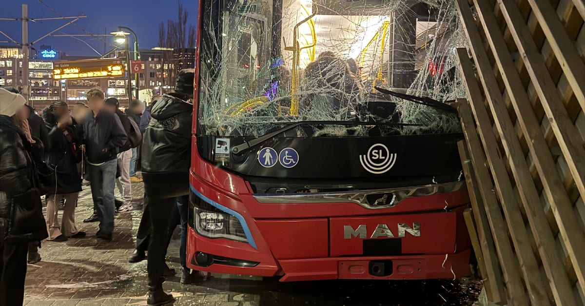 Buss har kört in i byggnad i Liljeholmen
