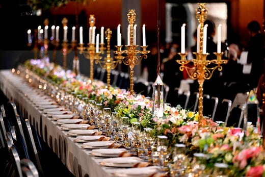 Kanske blir det inte en lika tjusig dukning som i Stadshuset när Teater Konträr bjuder in till Nobelmiddag, men talen kommer sannolikt att bli mer laddade.