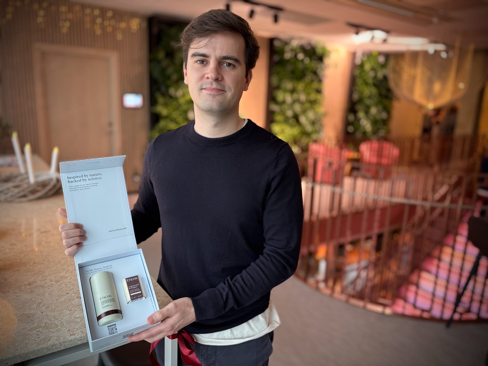 Ekonomen och entreprenören Rick Budel ligger bakom hudvårdsmärket Éticos som säger sig sätta etik framför konsumtionshets. De har en produkt på marknaden, en deodorant.