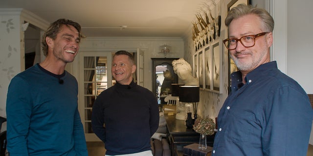 2020 kom snickaren Anders Öfvergård hem till Tony Irving och hans sambo Alexander Skiöldsparr. Foto: Hampus Helin/TV4