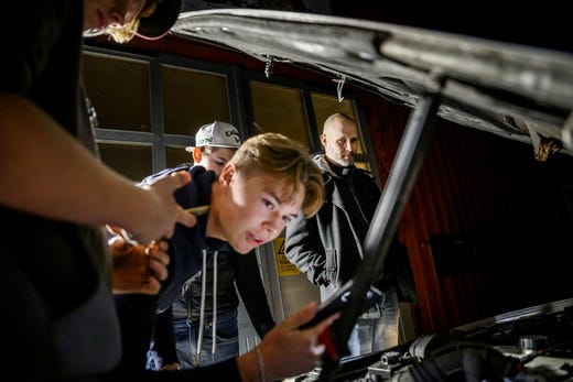 Motorgården är framför allt en plats för ungdomar att umgås och meka. Martin Wihlborg håller sig i bakgrunden, men finns tillgänglig när han behövs.