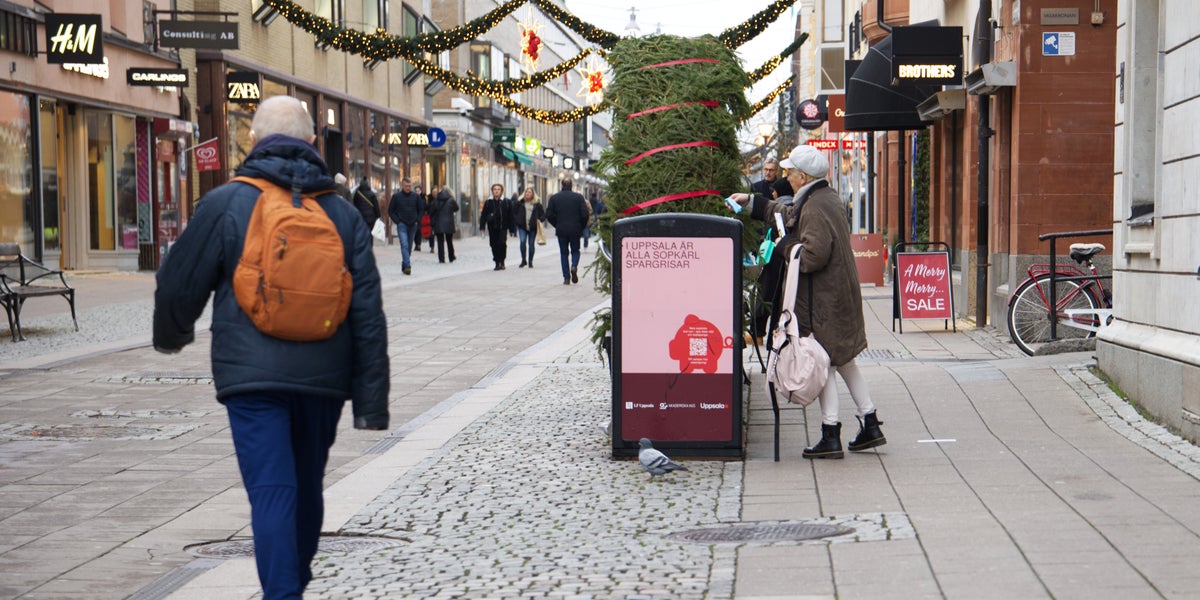 Mitt bland julrushen samlar personer pant