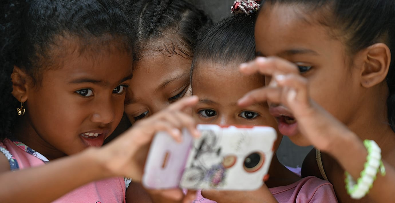 Barn med smarta telefoner är tröttare och ledsnare