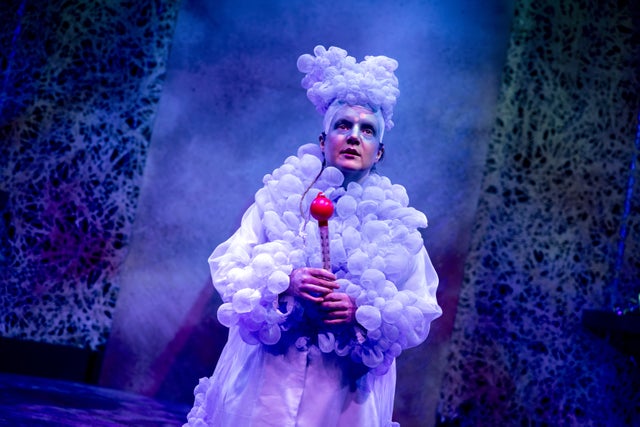 Anna Lilja är årets julvärd hos Freja Musikteater.