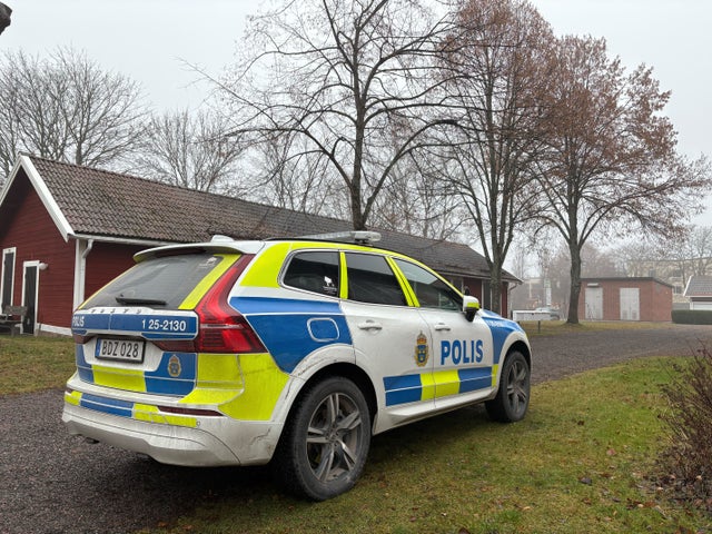 Polisavspärrningarna är hävda men polis är fortfarande kvar på brottsplatsen. 