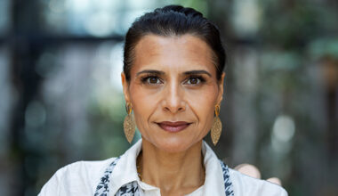 Ett ansikte på nära håll. Hon har bruna ögon och mörkt hår.