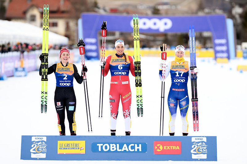 Maja Dahlqvist på pallen i inledningen av Tour de Ski