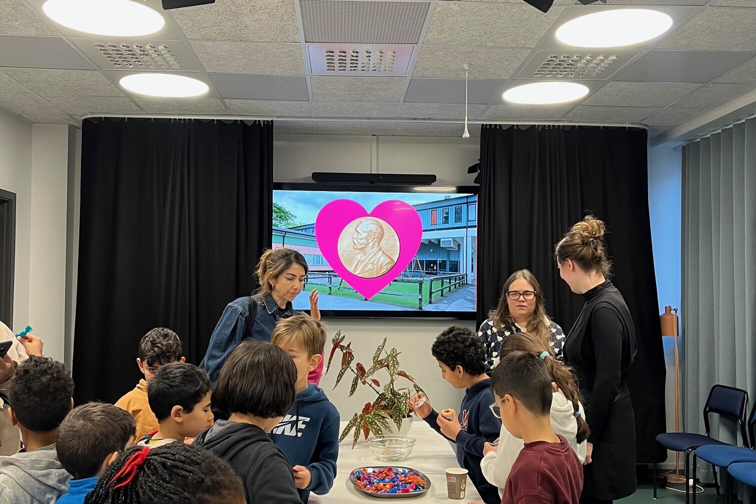 Barn på biblioteket.