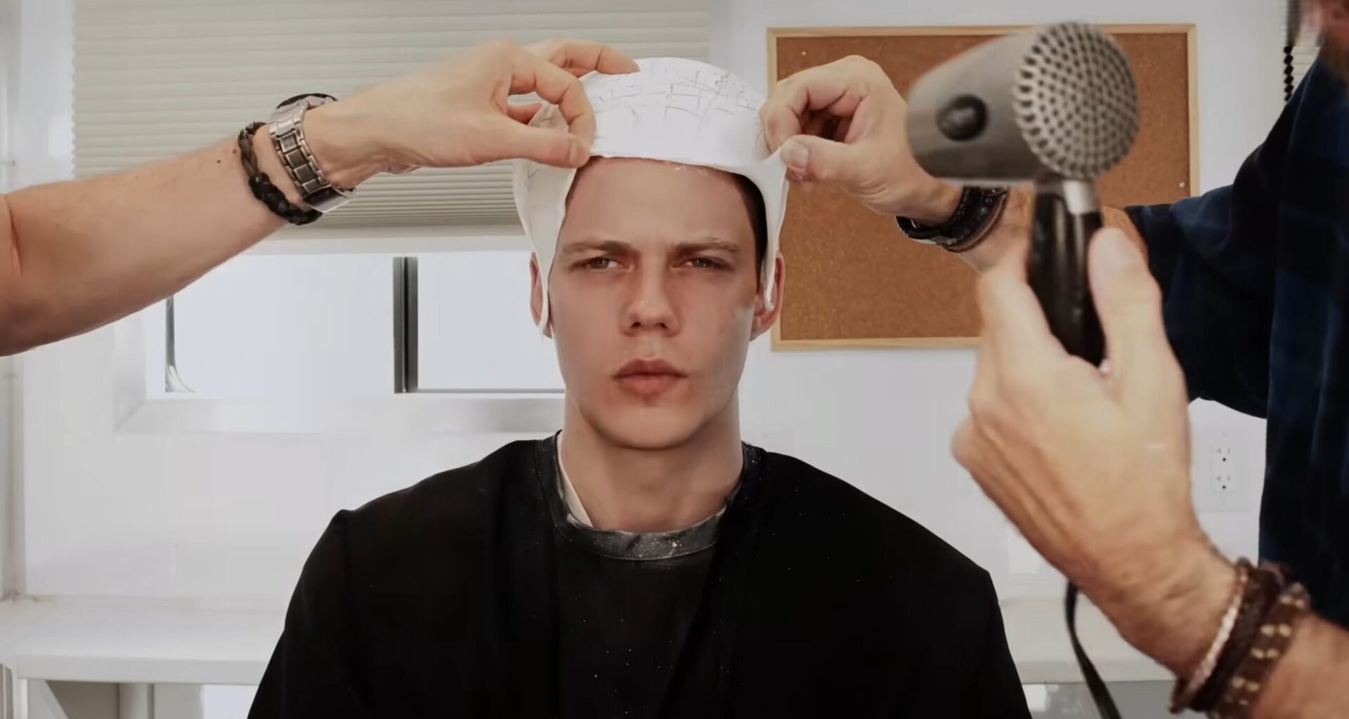 Se bakom kulisserna när Bill Skarsgård förvandlas till Pennywise