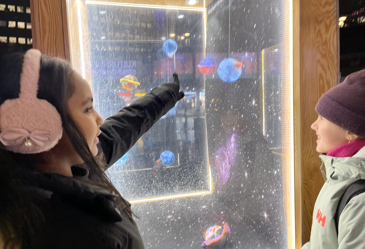 Nu lyser Husbygårdsskolan upp Sergels torg