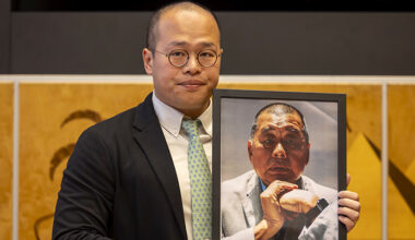 Han håller upp en bild på sin pappa.