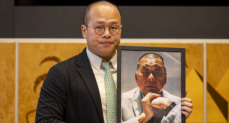 Han håller upp en bild på sin pappa.