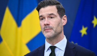 Remissvar sågar regeringens förslag att dra tillbaka permanenta uppehållstillstånd