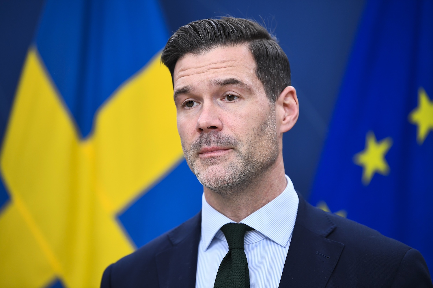 Remissvar sågar regeringens förslag att dra tillbaka permanenta uppehållstillstånd